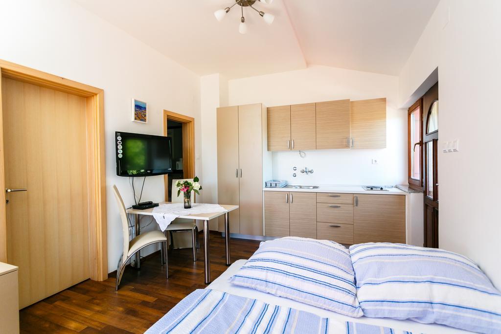 Apartments Josip Pinezici  Bilik gambar